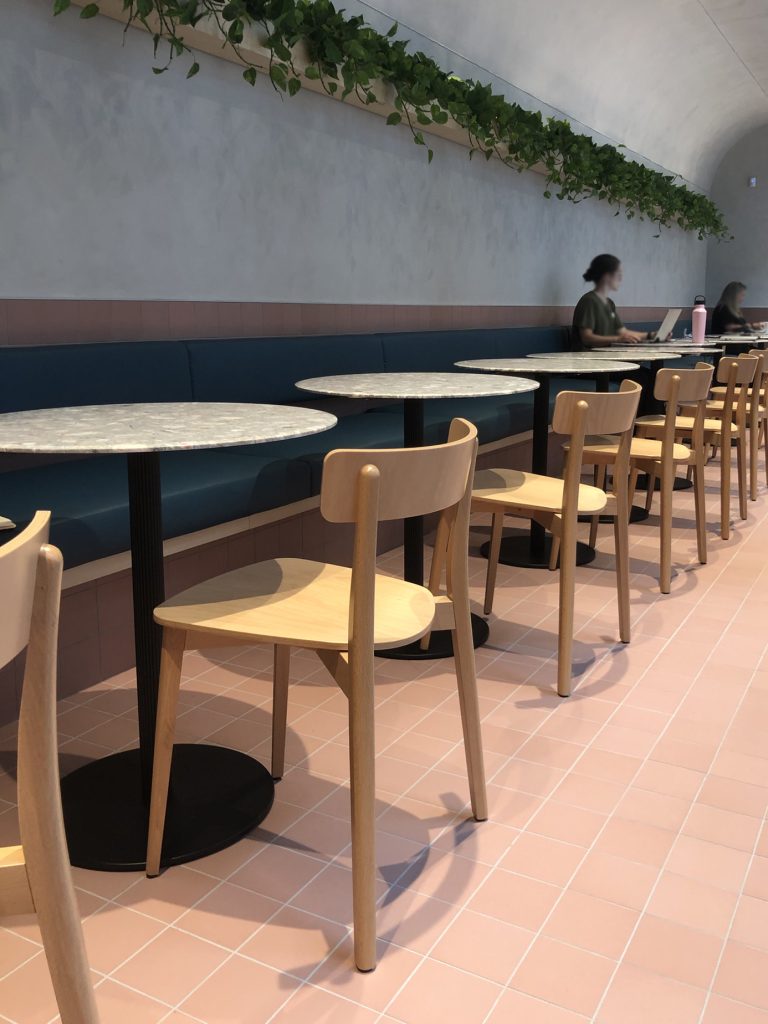 Avril Griffintown furnished by Espace Cabdéco. Origins 1971. Pedrali.