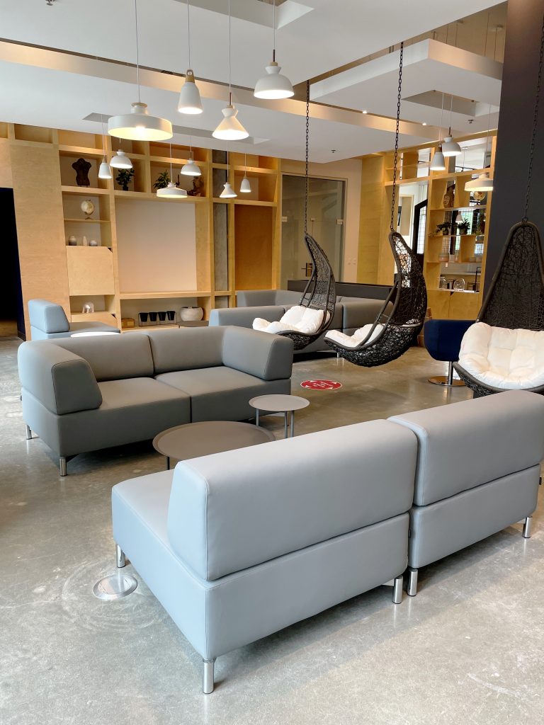 Yimby meublé par Espace Cabdéco. Canapé Planet de Softline.