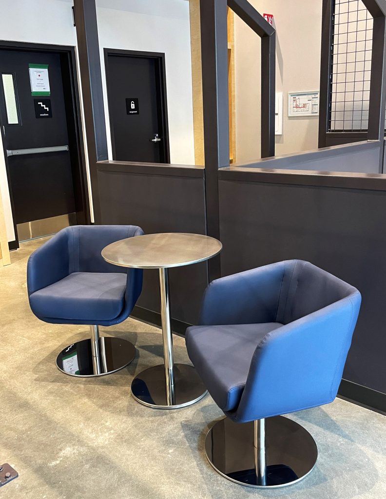 Yimby meublé par Espace Cabdéco. Fauteuils Shelly de Softline.